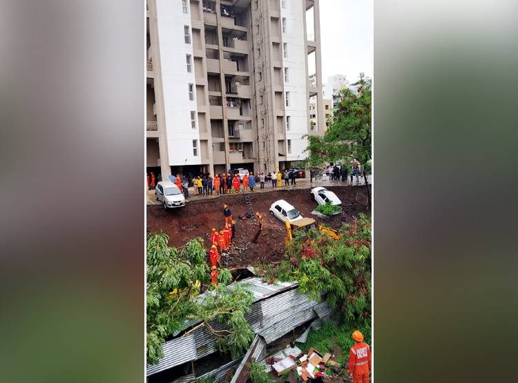 Pics: तबाही बनी बारिश, सोते लोगों पर दीवार गिरने से 15 मौत