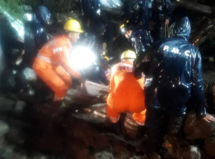 Pics: तबाही बनी बारिश, सोते लोगों पर दीवार गिरने से 15 मौत