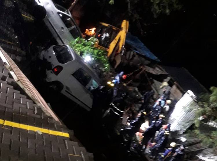 Pics: तबाही बनी बारिश, सोते लोगों पर दीवार गिरने से 15 मौत