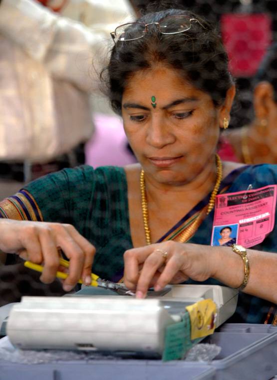 प्रधानमंत्री मोदी ने बताया EVM का 32 साल का इतिहास, ये पार्टी लाई EVM