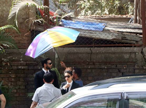 काला चश्मा और सूट-बूट पहन सड़कों पर निकले सान्या-सिद्धांत, जानिए क्यों?