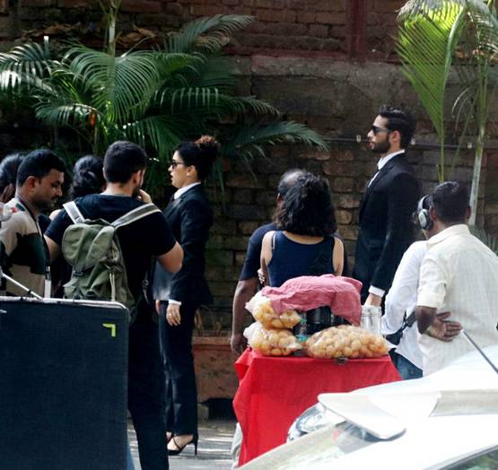 काला चश्मा और सूट-बूट पहन सड़कों पर निकले सान्या-सिद्धांत, जानिए क्यों?