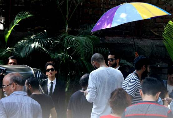 काला चश्मा और सूट-बूट पहन सड़कों पर निकले सान्या-सिद्धांत, जानिए क्यों?