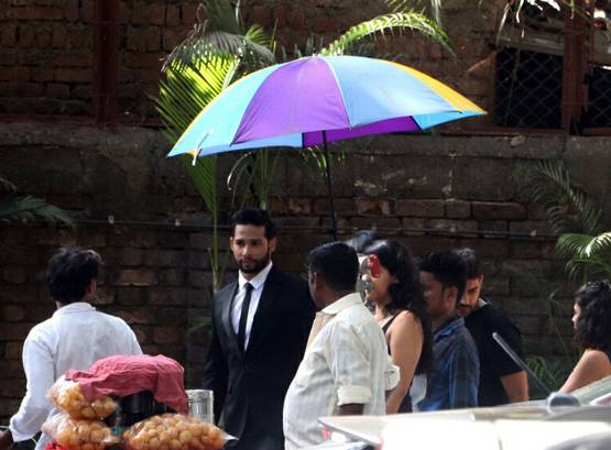 काला चश्मा और सूट-बूट पहन सड़कों पर निकले सान्या-सिद्धांत, जानिए क्यों?