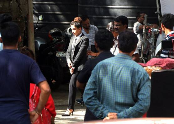 काला चश्मा और सूट-बूट पहन सड़कों पर निकले सान्या-सिद्धांत, जानिए क्यों?