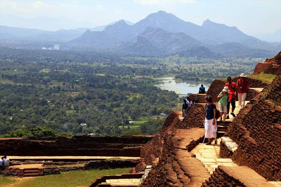 आधी कीमत पर रूम बुक कर रहे हैं श्रीलंका के लग्जरी होटल, जानिए क्यों