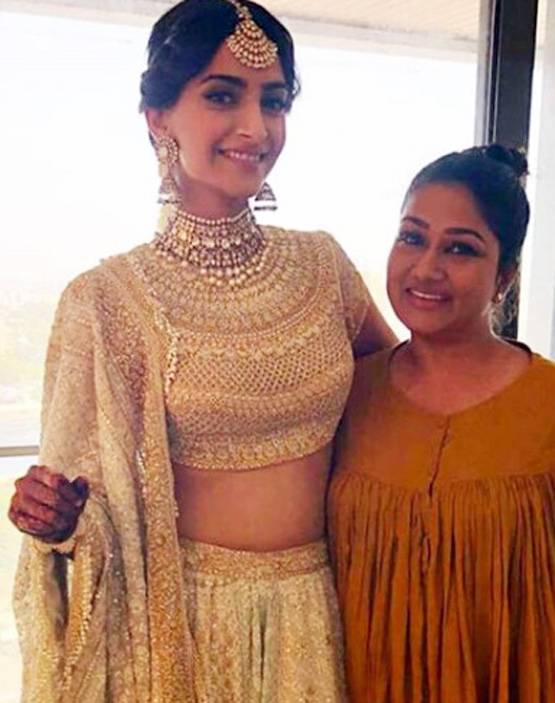 अंबानी फैमिली से लेकर नुसरत जहां तक, इनसे साड़ी बंधवाती हैं देश की बड़ी हस्तियां