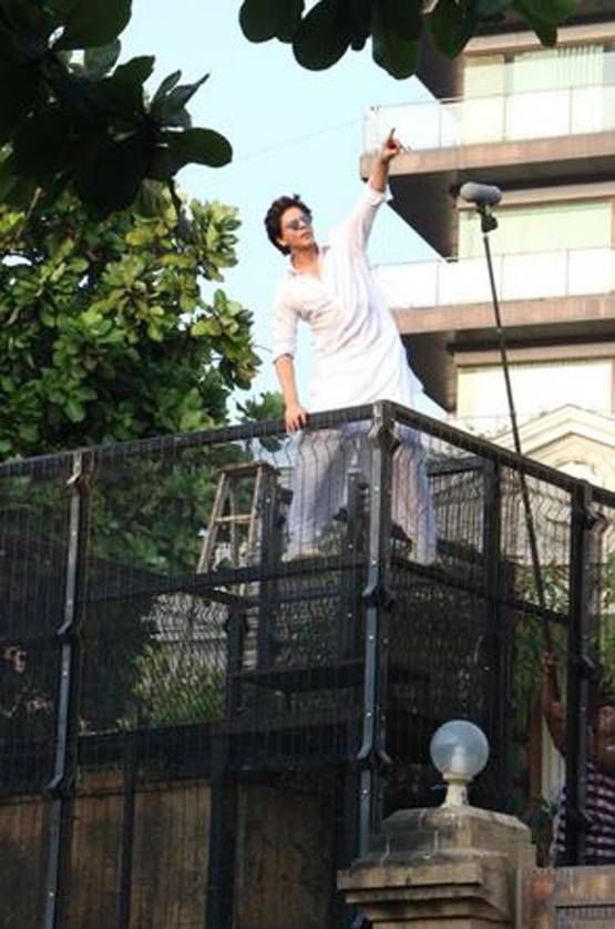 ईद के मौके पर मन्नत की टेर‍िस पर शाहरुख संग द‍िखा ये शख्स कौन?