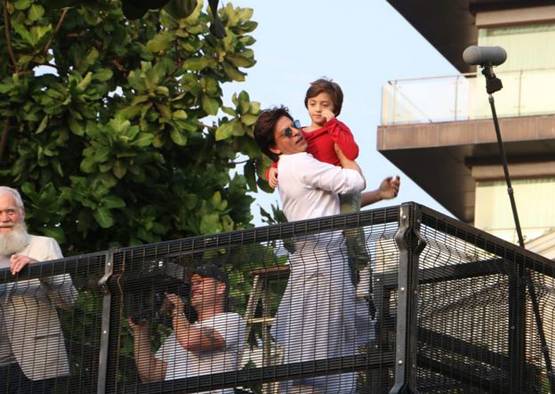 ईद के मौके पर मन्नत की टेर‍िस पर शाहरुख संग द‍िखा ये शख्स कौन?