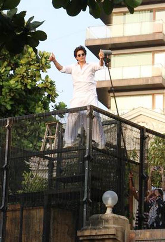 ईद के मौके पर मन्नत की टेर‍िस पर शाहरुख संग द‍िखा ये शख्स कौन?