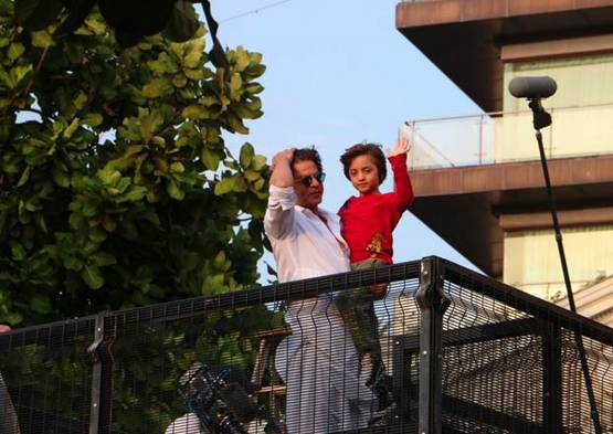 ईद के मौके पर मन्नत की टेर‍िस पर शाहरुख संग द‍िखा ये शख्स कौन?