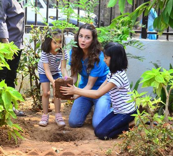 विश्व पर्यावरण दिवस पर टाइगर श्रॉफ-दिया मिर्जा ने लगाए पेड़, PHOTOS