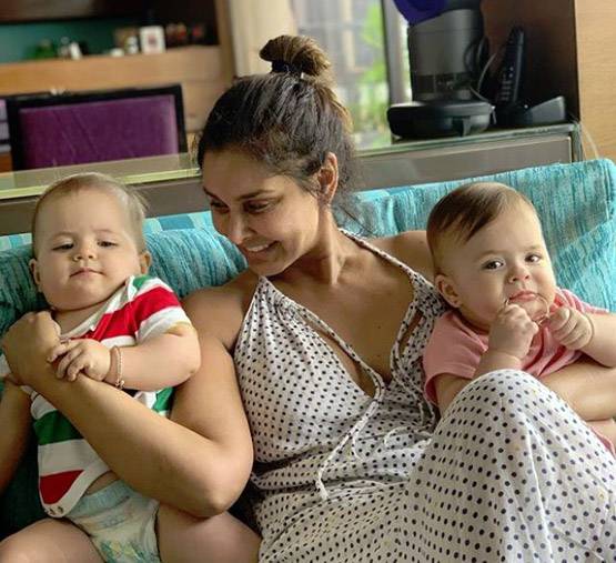 लीजा रे ने मनाया बेटियों का पहला बर्थडे, मिनी साड़ी में दिखीं ट्विंस