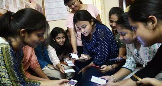 मोबाइल फोन चलाने वाले युवाओं के सिर पर निकल रहे सींग, ये है रिसर्च