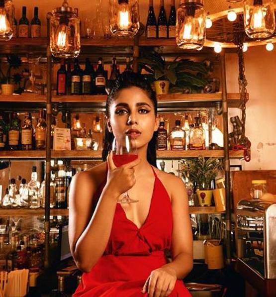 रियल लाइफ में इतनी ग्लैमरस हैं बालिका वधू फेम टीवी की ये संस्कारी बहू