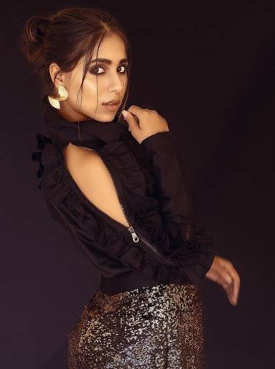 रियल लाइफ में इतनी ग्लैमरस हैं बालिका वधू फेम टीवी की ये संस्कारी बहू