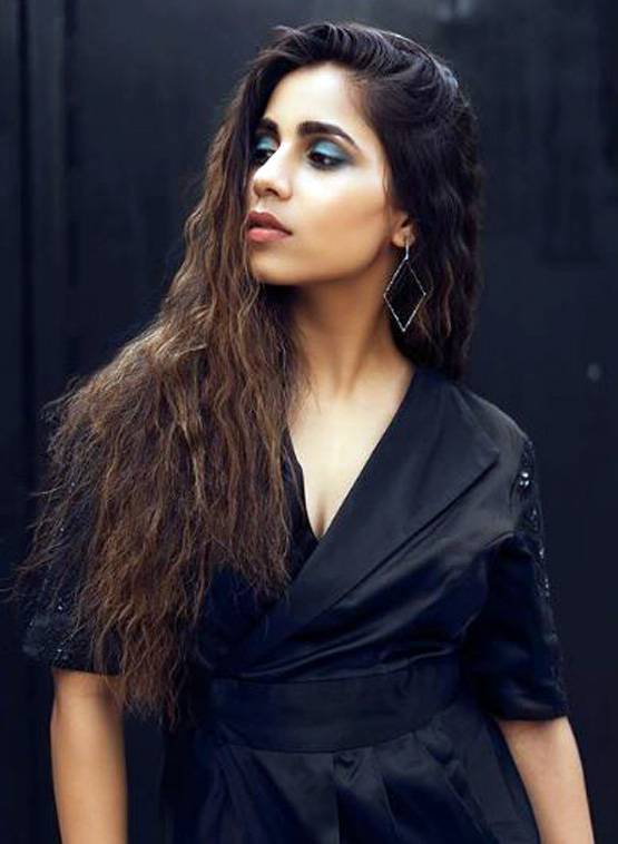 रियल लाइफ में इतनी ग्लैमरस हैं बालिका वधू फेम टीवी की ये संस्कारी बहू