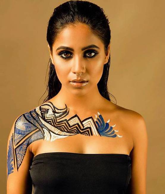 रियल लाइफ में इतनी ग्लैमरस हैं बालिका वधू फेम टीवी की ये संस्कारी बहू