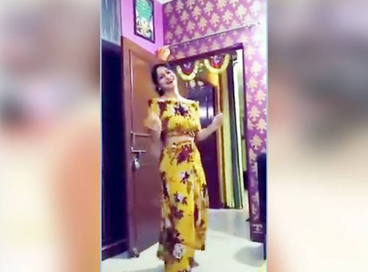 फिर सोशल मीडिया पर छाई 'पीली साड़ी' वाली महिला, Tik Tok वीडियो वायरल