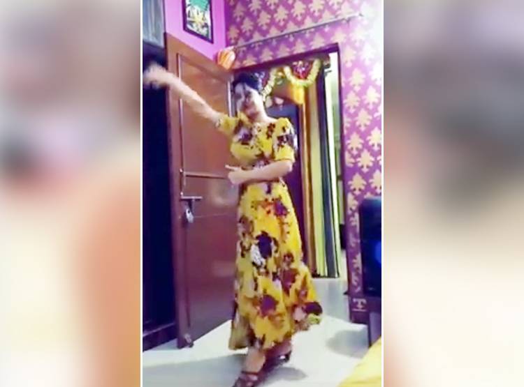 फिर सोशल मीडिया पर छाई 'पीली साड़ी' वाली महिला, Tik Tok वीडियो वायरल