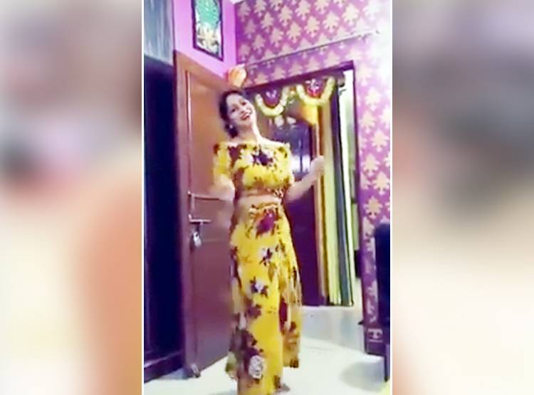 फिर सोशल मीडिया पर छाई 'पीली साड़ी' वाली महिला, Tik Tok वीडियो वायरल