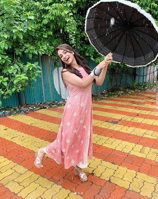 Viral Photos: टिप टिप बरसा पानी, छाता लेकर मस्ती करने निकलीं दीपिका कक्कड़