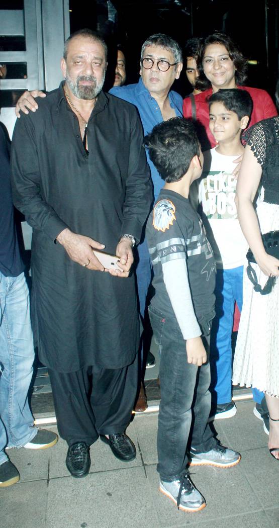 संजय दत्त की पार्टी के खास मेहमान, बॉलीवुड से गायब इस एक्टर को पहचानना मुश्किल