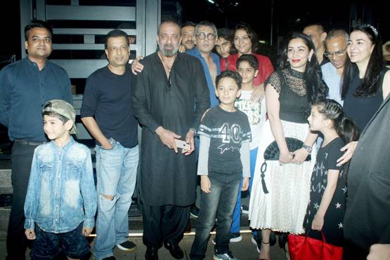 संजय दत्त की पार्टी के खास मेहमान, बॉलीवुड से गायब इस एक्टर को पहचानना मुश्किल