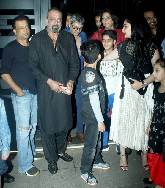 संजय दत्त की पार्टी के खास मेहमान, बॉलीवुड से गायब इस एक्टर को पहचानना मुश्किल