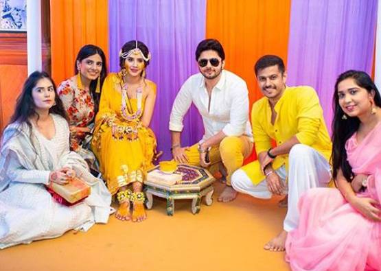 हल्दी सेरेमनी में गॉर्जियस दिखीं चारु असोपा, देखें UNSEEN तस्वीरें