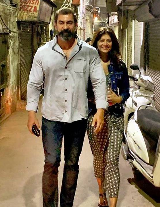 गुपचुप शादी के बाद हाथों में चूड़ा, मेहंदी लगाए दिखीं पूजा बत्रा, Photos