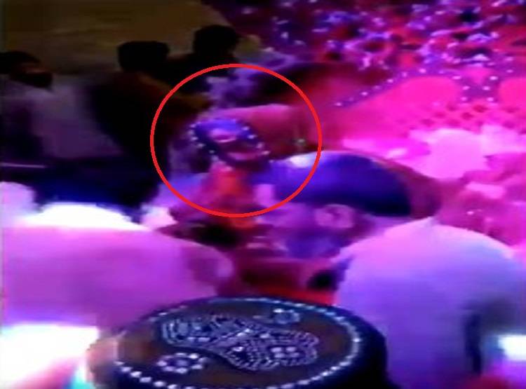 ये है पाकिस्तान की 'राधे मां', दुल्हन के जोड़े में बैठकर देता है ज्ञान