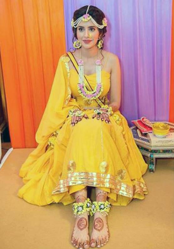 हल्दी सेरेमनी में गॉर्जियस दिखीं चारु असोपा, देखें UNSEEN तस्वीरें