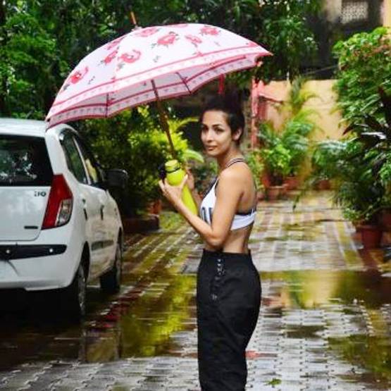 बारिश में योग क्लास के लिए निकलीं मलाइका, नो मेकअप लुक वायरल