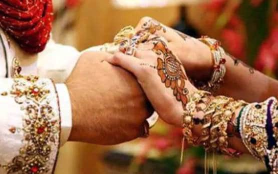 घरवाले शादी के लिए देख रहे थे लड़का, बेटी ने चुना करियर, बनीं IAS