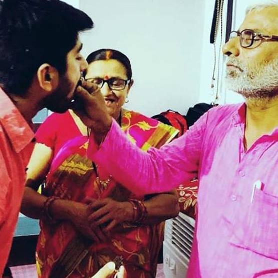 दीपक ठाकुर का फैमिली संग बर्थडे सेल‍िब्रेशन, ल‍िखा ये स्पेशल मैसेज