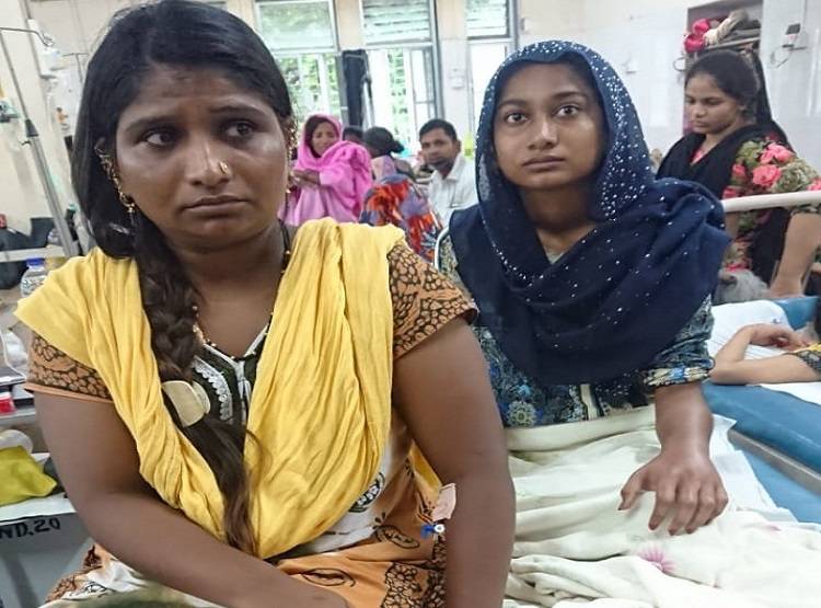 जिस जहरीले सांप ने डसा उसे जिंदा लेकर अस्पताल पहुंच गईं मां-बेटी और फिर...