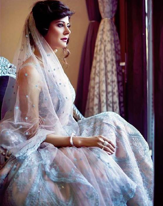 गुपचुप शादी के बाद हाथों में चूड़ा, मेहंदी लगाए दिखीं पूजा बत्रा, Photos