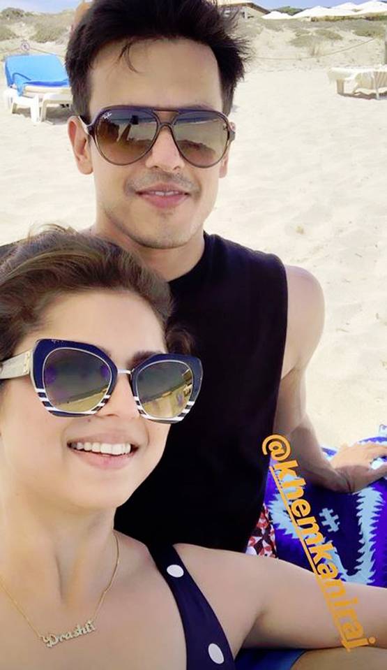 TV से ब्रेक लेकर पति संग हॉलिडे पर हैं दृष्टि, बिकिनी में दिखा बोल्ड लुक