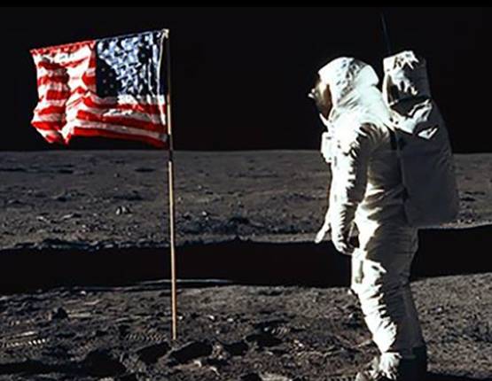 चांद से लौटते ही नील आर्मस्ट्रांग ने मांगी थी इंदिरा गांधी से माफी, ये थी वजह