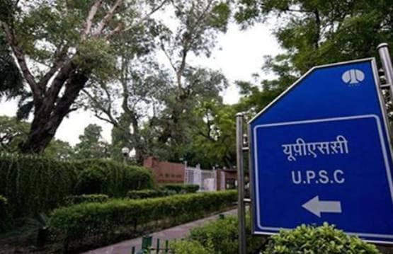 घरवाले शादी के लिए देख रहे थे लड़का, बेटी ने चुना करियर, बनीं IAS