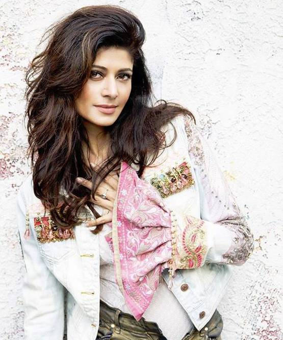 गुपचुप शादी के बाद हाथों में चूड़ा, मेहंदी लगाए दिखीं पूजा बत्रा, Photos