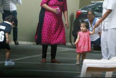 बहन इनाया के लिए बेहद फिक्रमंद हैं तैमूर, हाथ थामे वॉक करते दिखे