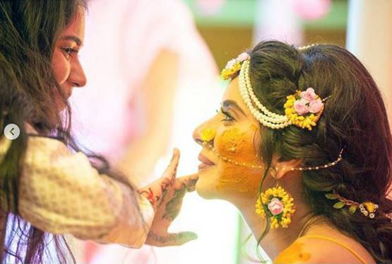 हल्दी सेरेमनी में गॉर्जियस दिखीं चारु असोपा, देखें UNSEEN तस्वीरें