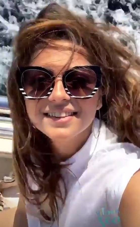 TV से ब्रेक लेकर पति संग हॉलिडे पर हैं दृष्टि, बिकिनी में दिखा बोल्ड लुक