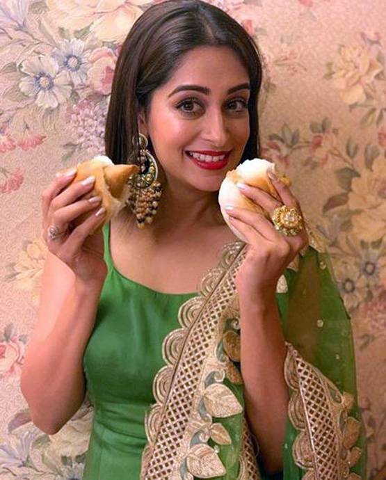 Viral Photos: टिप टिप बरसा पानी, छाता लेकर मस्ती करने निकलीं दीपिका कक्कड़