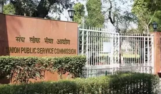 घरवाले शादी के लिए देख रहे थे लड़का, बेटी ने चुना करियर, बनीं IAS