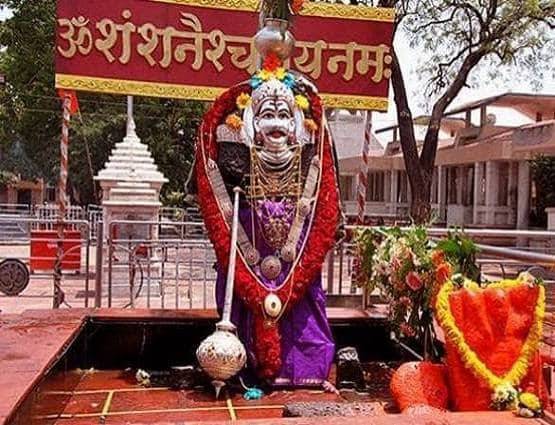 10 चीजें दान करने से बरसेगी शनि की कृपा, भूलकर भी न करें ये गलती