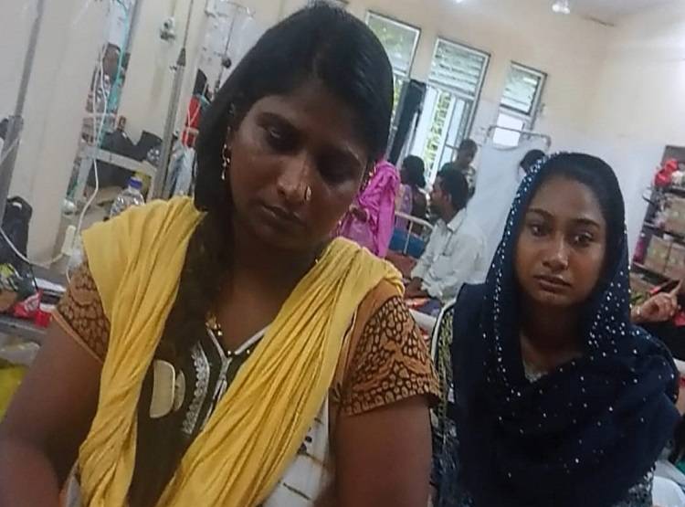 जिस जहरीले सांप ने डसा उसे जिंदा लेकर अस्पताल पहुंच गईं मां-बेटी और फिर...