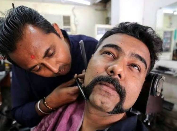 नाई ने जानबूझकर काट डाली 'अभिनंदन कट' मूंछें, थाने में दर्ज हुई FIR